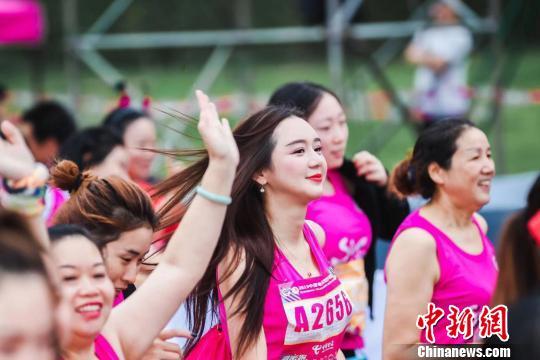 成都(双流)女子半程马拉松上的参赛者