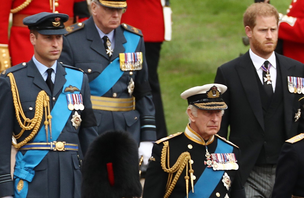 英王查尔斯（前中）和威廉（左）及哈利（右）2022年9月19日出席女王国葬的神情 ...