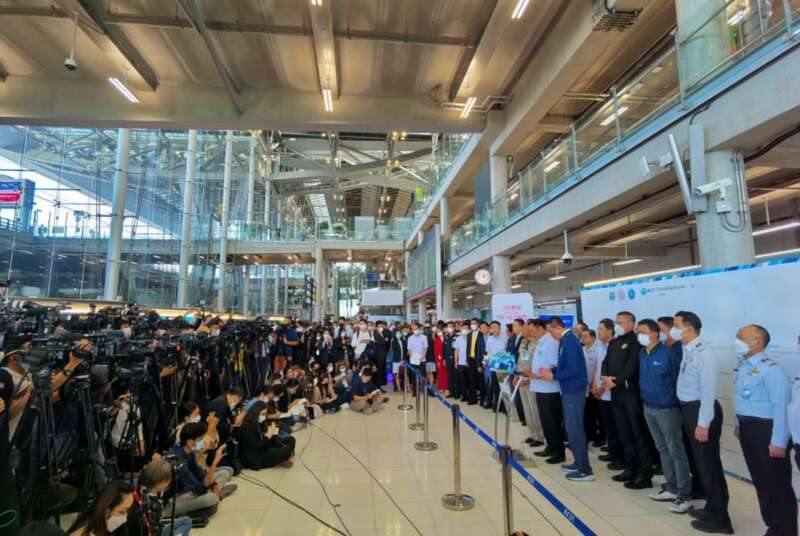 只有200多名中国游客，迎接他们的却是1000多个记者，把机场都挤爆了