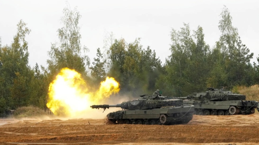 北约在拉脱维亚阿达兹军事训练场上进行加强前沿存在演习，西班牙陆军战斗小组豹2坦克在演习时开火 ...