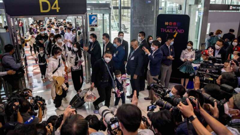 中国游客一亮相，就是夹道欢迎！部长用力鼓掌，媒体集体“围攻”