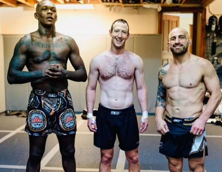 Meta老板马克·扎克伯格与两位UFC格斗冠军在内华达州一家健身房合影，三人还在镜头前大方展示他们那强壮的 ...