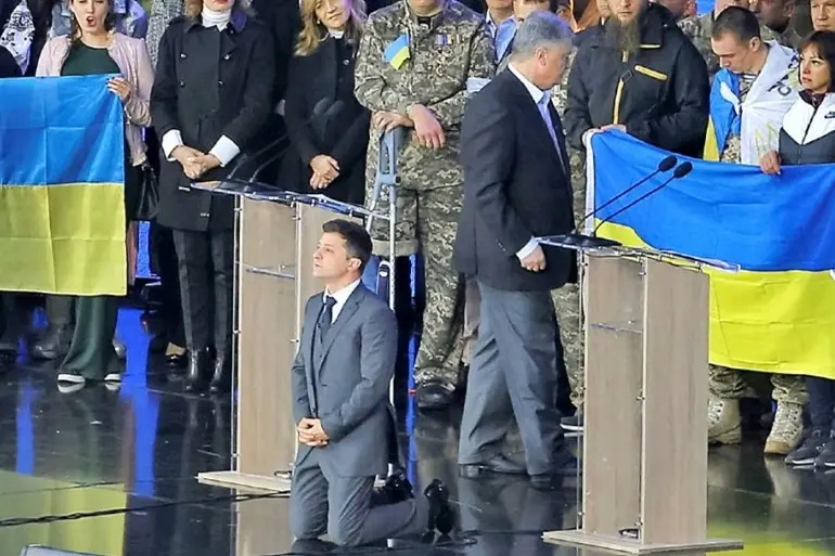 泽连斯基上次竞选总统时曾下跪拉票